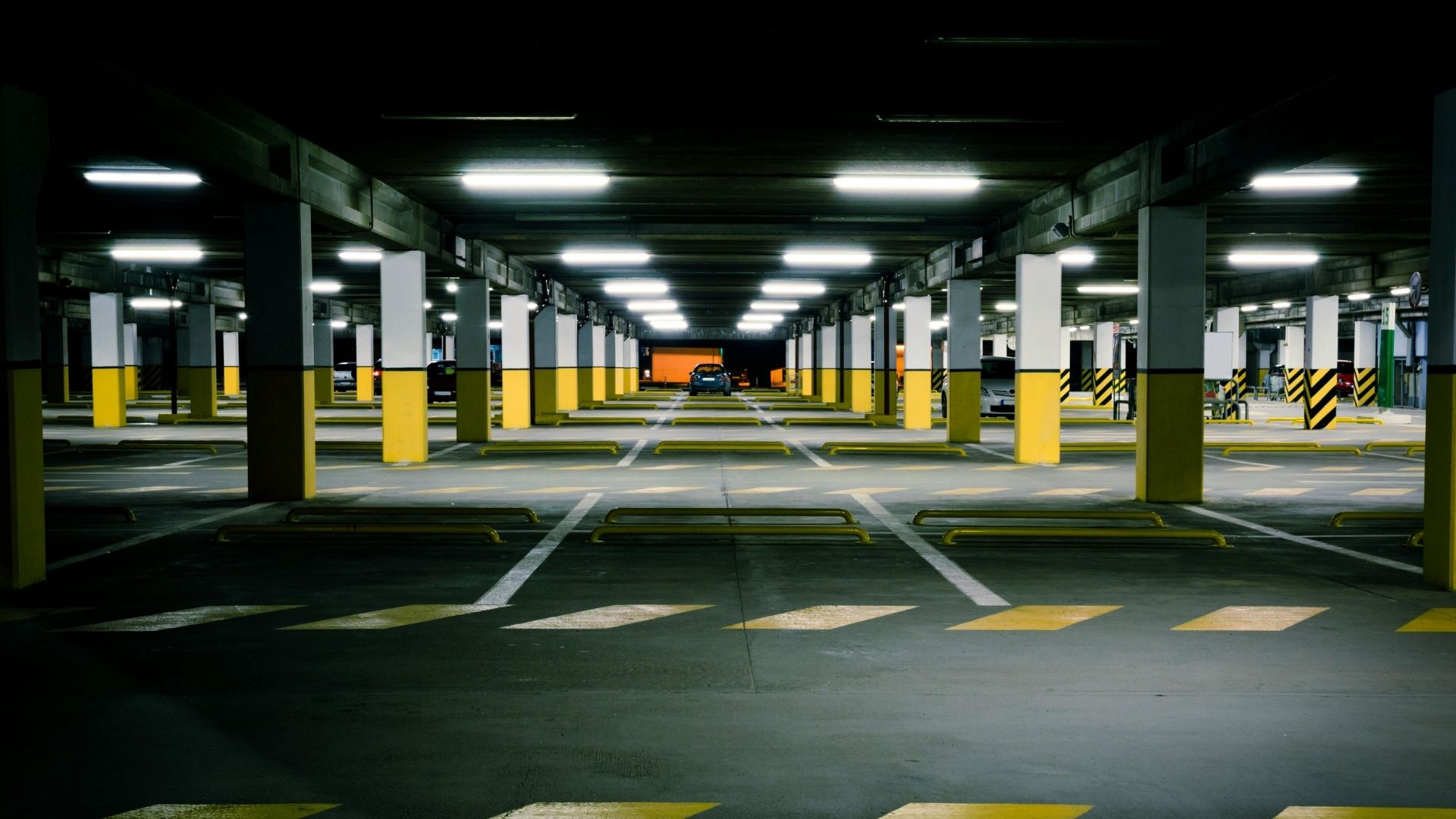 Estacionamento coberto iluminado