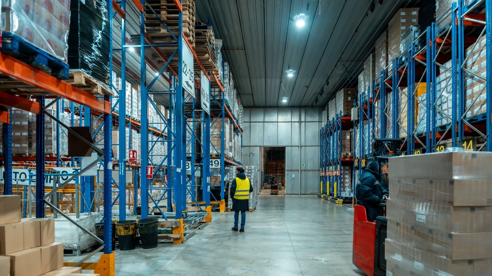 Interior de galpão industrial com iluminação LED